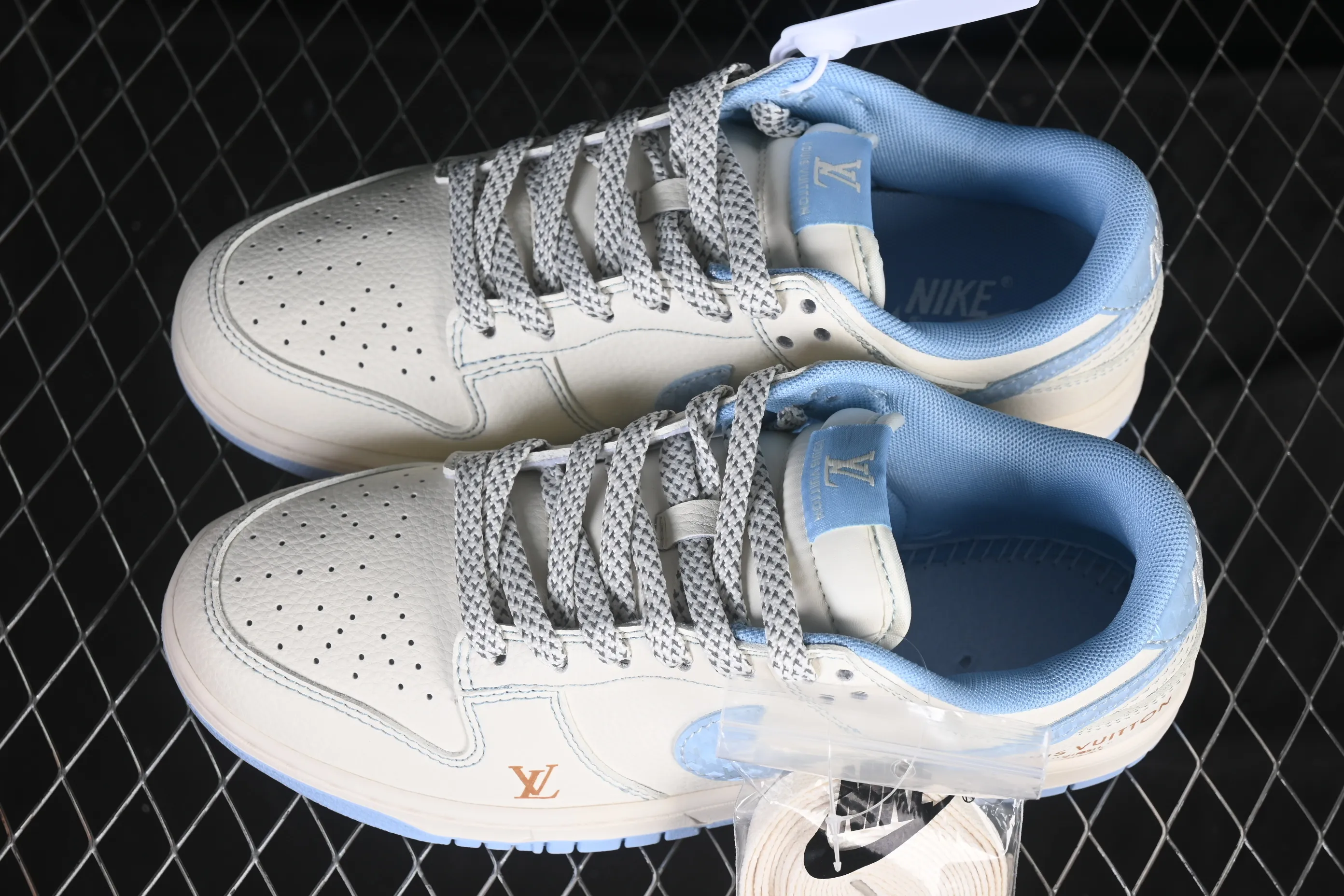 All categories Nk SB Dunk Series Nk SB Dunk Low High-end customized low-top sneakers Nike SB Dunk Low LV co-branded off-white ice blue gold label Anniversary high-end customized low-top casual sneakers JP1628-005